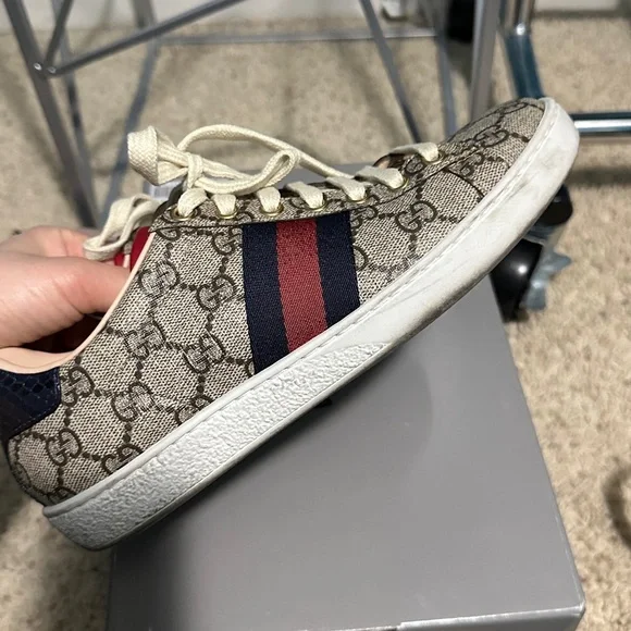 Gucci GG Supreme Canvas Low-Top Sneaker in Beige with Navy & Red Stripe